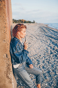 海滩上度假的女人图片