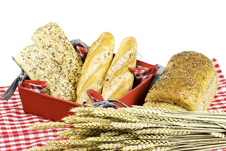 象征早餐红棉篮子中不同种类的新鲜烤面包白底隔绝于不同的图片