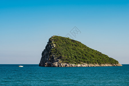 美丽的旅游绿色夏季在安塔利亚Sican岛附近的轮船图片