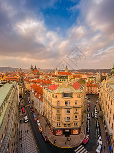 城市布拉格历史古老的布拉格市城区风景的红色屋顶和圆花边在日落霜冻的红屋顶树皮和布拉格城堡上背景为布拉格捷克文版空间天际线背景图片