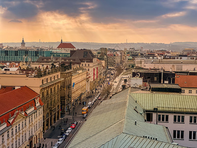 布拉格历史古老的布拉格市城区风景的红色屋顶和圆花边在日落霜冻的红屋顶树皮和布拉格城堡上背景为布拉格捷克文版空间一种阳光大地图片