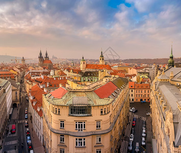 布拉格历史古老的布拉格市城区风景的红色屋顶和圆花边在日落霜冻的红屋顶树皮和布拉格城堡上背景为布拉格捷克文版空间多于大教堂著名的图片