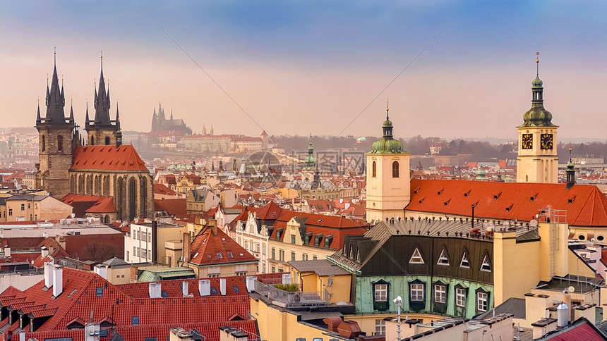 布拉格历史古老的布拉格市城区风景的红色屋顶和圆花边在日落霜冻的红屋顶树皮和布拉格城堡上背景为布拉格捷克文版空间欧洲的云大教堂图片