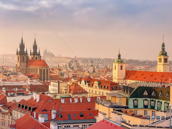 大地布拉格历史古老的布拉格市城区风景的红色屋顶和圆花边在日落霜冻的红屋顶树皮和布拉格城堡上背景为布拉格捷克文版空间旅游行图片