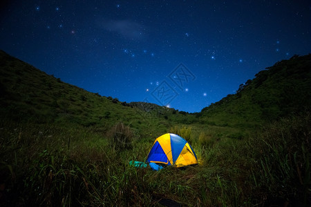 夜晚山中照亮的帐篷图片