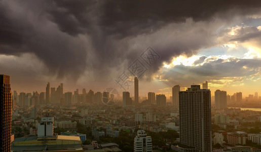 肮脏的市中心高城风景与摩天大楼清晨阳光在天空中闪耀白云河滨城市和金色日出城市现代化建筑满载商业和金融中心大楼图片