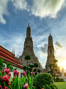 WatArunRatchawarararam有着美丽的蓝色天空和白云WatArun佛教寺庙是泰国曼谷的里程碑泰国曼谷吸引艺术和古图片