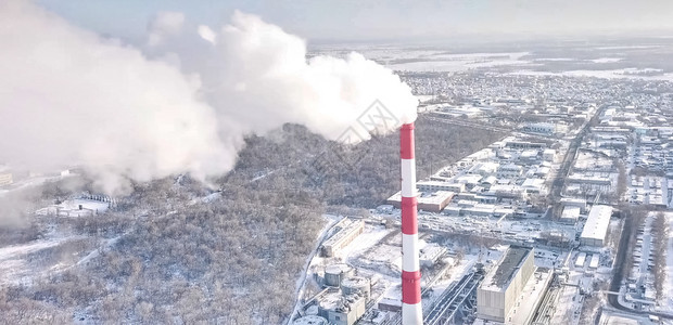 城市景观技术在冬季城市吸烟的囱背景上抽取一个热电站烟囱的背景与wi相比吸烟囱背景Wi活力图片