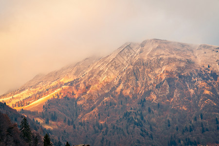 下雪的岩石奥罗比阿尔卑斯山脉的景象日落时北阿尔卑斯山脉秋冬上有些积雪奥尔特雷伊科勒塞里亚纳山谷伯加莫意大利假期图片