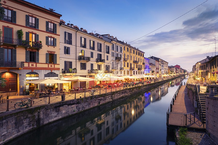 导航纳维廖旅行夜里城市和酒吧的灯光亮起米兰的夜生活开始在意大利米兰举行盛运河之夜图片