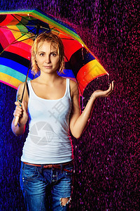 衬衫湿的有雨下黑色背景的雨伞美丽女孩图片