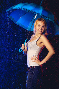 雨中的女孩干净的有雨下黑色背景的雨伞美丽女孩水色士背景