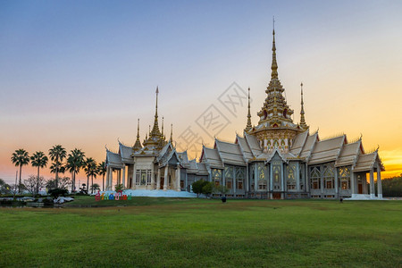 旅行建造艺术WatNonKum的美丽庙宇是泰国日落时河中清拉恰西马省著名的地标图片