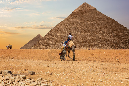 骆驼埃及大金字塔附近吉萨沙漠中的贝都因人埃及大金字塔附近吉萨沙漠中的贝都因人古老地标图片