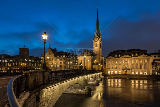 黑暗的屋瑞士苏黎世Fraumunster教堂和Limmat河图片