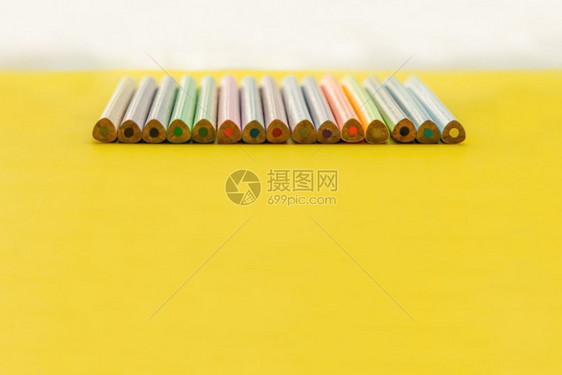 商业黄背景混合彩色铅笔多样化概念行的力量成功图片