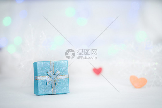 弓盒子白色毛皮bokeh背景的礼品盒有季节问候圣诞快乐或新年选择点的复制空间布列年AF图片