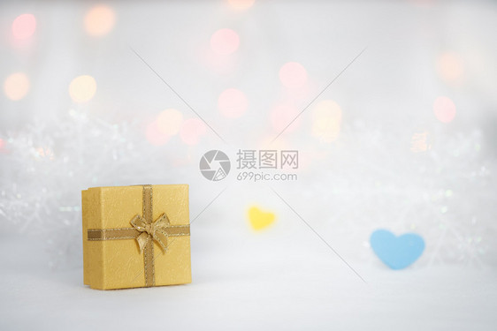 喜庆的蓝色白毛皮bokeh背景的礼品盒有季节问候圣诞快乐或新年选择点的复制空间布列目的图片