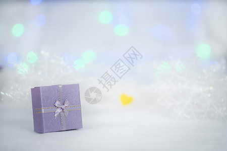 神奇或者白色毛皮bokeh背景的礼品盒有季节问候圣诞快乐或新年选择点的复制空间布列圣诞节图片