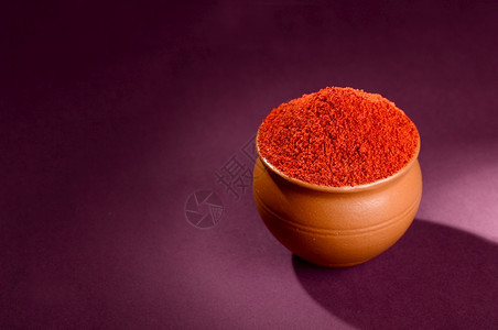 亚洲人文化深底粘土锅中的红辣椒粉自然图片