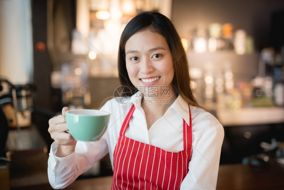 手咖啡销售员向顾客提供咖啡购物过滤效应也让客户得到咖啡信用过滤效果校对Portnoy亚洲人店铺图片