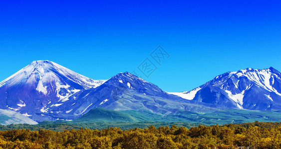 霜秋天在堪察加的阿瓦欣斯基火山和科泽自然季节图片