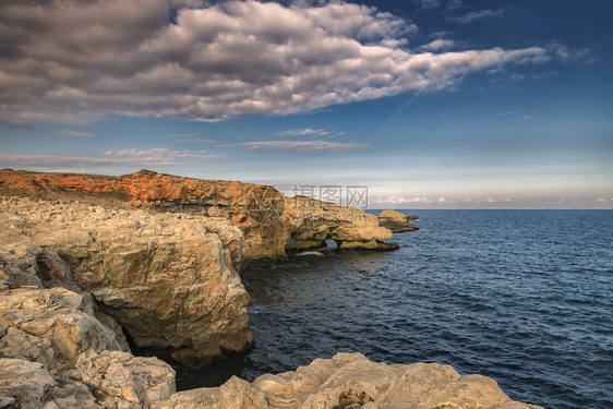 岩石洞穴保加利亚黑海Tyulenovo村附近海岸线悬崖的景色壮观多岩石的图片