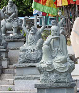 涅槃寺庙花园的雕塑品男旅行图片