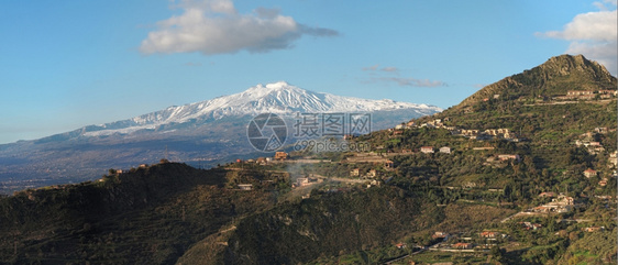 喷发锥体从Taormina观测到的西里埃特纳火山雪峰场地图片