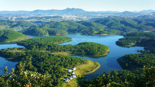 全景极好的在越南达拉特旅游的极美生态湖景色新鲜大气层林间别墅高视山丘和峰的印象形状春季生态旅游美好假期等都可观地在越南达拉特旅游图片