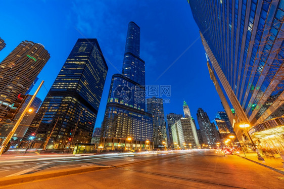 团结的晚上城市芝加哥风景在黄昏时美国市区的天际伊利诺瓦美国联合州建筑和旅游观光者概念图片