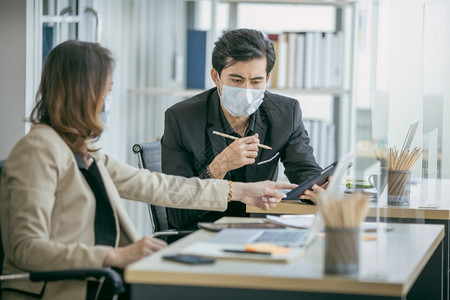 新冠联系女商人业办公室在新的正常社会距离上合作配有桌防护罩减少科罗纳Coronaviruscovid19传染病感社会和企业间调新图片