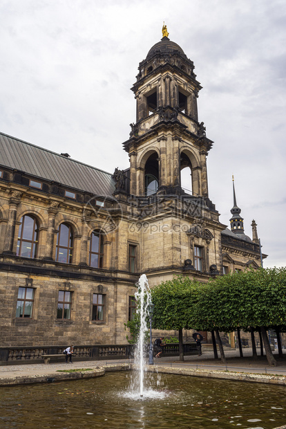 德国累斯顿2019年8月5日德国累斯顿州高等法院对德累斯顿老城州高等法院Dresden历史建筑的看法池塘树木雕像图片