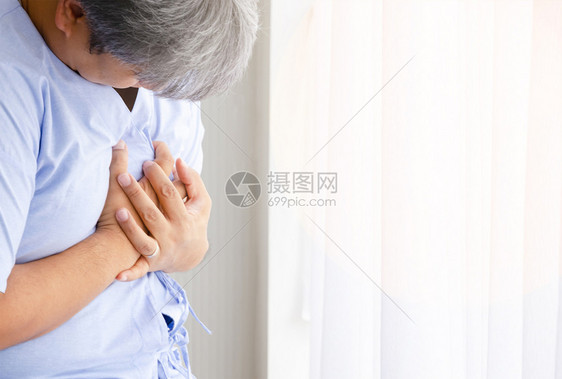 老年人退休攻击亚洲中年男子胸部疼痛患心脏病的亚裔中年男子在白色医院病人房内心脏发作治疗心肌梗塞概念图片