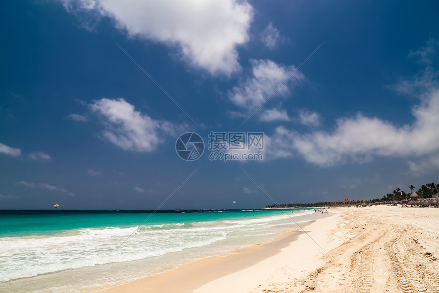 天堂热带岛屿海滩景观与完美的蓝色阳光明媚天空大西洋巴瓦罗海滩蓬塔卡纳多米尼加蓬塔卡纳巴瓦罗海滩旅行白色的岸线图片