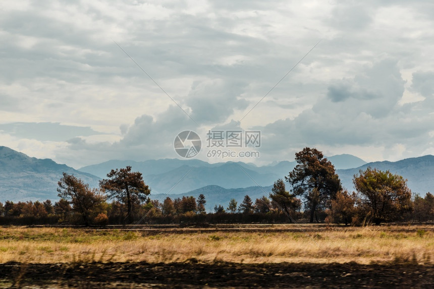 风景优美户外一张明信片照以图画和一张明信片拍摄阴沉图片