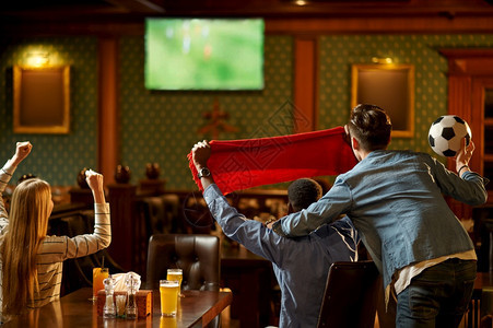 年轻朋友们在酒吧一起观看世界杯足球比赛图片