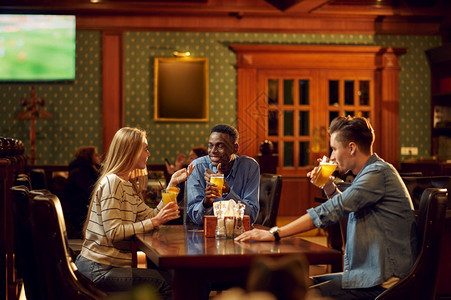 在酒吧喝饮料的年轻人图片