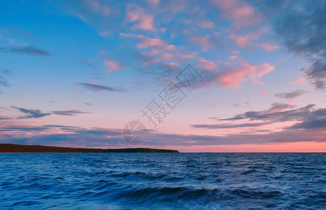 景观红色的自然白夜季节俄罗斯卡列利亚选择焦点湖上粉红云和彩蓝波的白夜一加湖上粉色云和新月图片