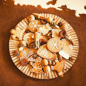 餐桌上木板牛皮的桌子上木板纸牛皮的自制可口甜的图片