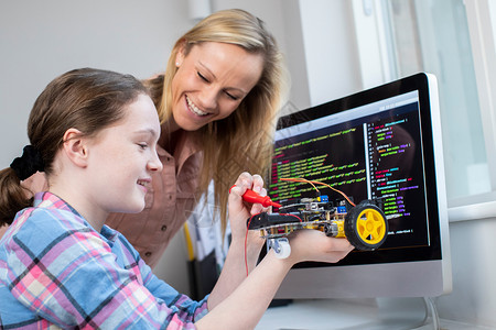 在职的孩子们水平女教师帮助孩建造机器人车科学课程中的女教师图片