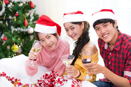 泡吧庆祝新年晚会的亚洲青群体与饮酒杯在家中庆祝新年聚会和圣诞派对概念幸福和友谊概念关系和有趣的在一起主题共聚堂家庭圣诞节图片