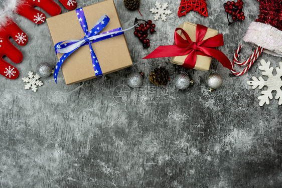 盒子季节卡片圣诞快乐装饰品最顶端的表情欢乐新年装饰品概念福拉特在家庭工作室办公桌前用现代水泥背景展示基本区别物礼品盒fir树图片