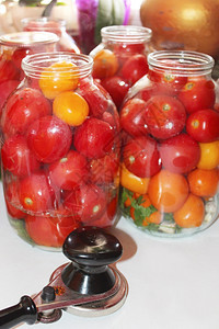 为保护红番茄准备的罐子中西红柿准备用来倒沸水节园艺供应银行图片