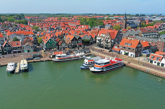 历史的美丽来自荷兰港口和传统Volendam村的空中飞机公司外墙图片