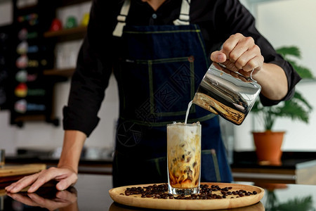 饮料冰镇酒吧泰国有选择重点背景模糊在咖啡店的木板上喝咖啡时部分焦点在泰国模糊的背景之下图片