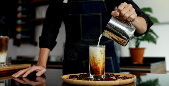 咖啡师泰国有选择重点背景模糊在咖啡店的木板上喝咖啡时部分焦点在泰国模糊的背景之下桌子销售图片
