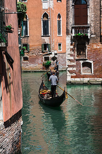沿许多威尼斯运河之一的意大利RidingGondola丰富多彩的沿着盛大图片