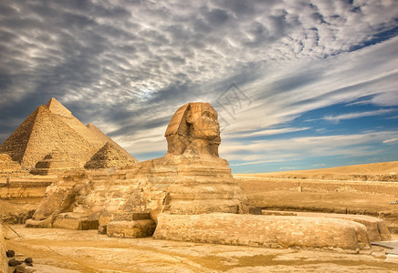 埃及开罗斯芬克和金字塔的云层以及废墟的云层著名雕像结石图片