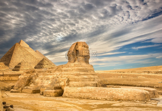 埃及开罗斯芬克和金字塔的云层以及废墟的云层著名雕像结石图片